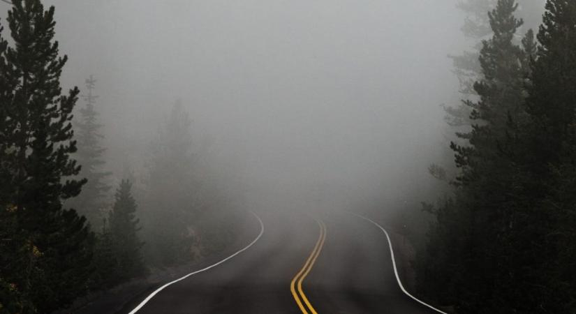 Nagy a köd, óvatosságra intenek több útszakaszon