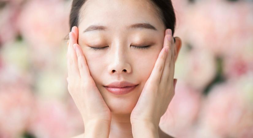 5 egyszerű lépés a bőrápolásban, amire a japán nők esküsznek: nem csak a genetikának köszönhetik ragyogó, makulátlan arcbőrüket