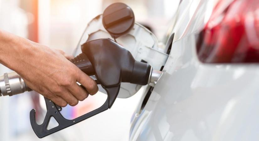 Beindult a benzinturizmus a befagyasztott üzemanyagárak miatt, szlovák és osztrák autósok jönnek át hozzánk tankolni