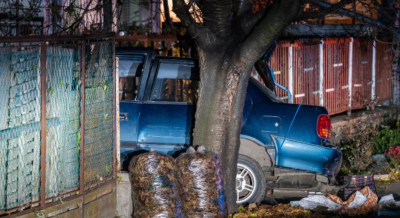 Berepült egy ház udvarába egy autó Felsőszentivánon, az idős sofőr súlyosan megsérült