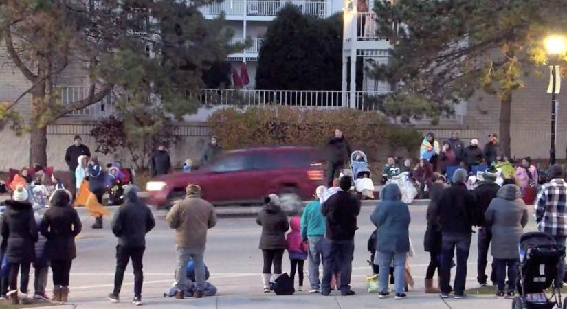 Autó hajtott a tömegbe egy ünnepi felvonuláson Wisconsinban - 5 ember meghalt (videó)