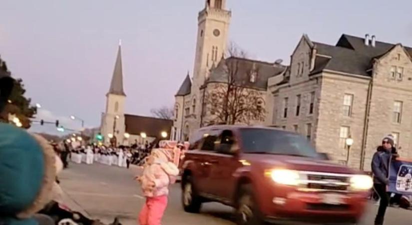 Sokkoló videó: autó hajtott a karácsonyi felvonulásba, rengetegen megsérültek