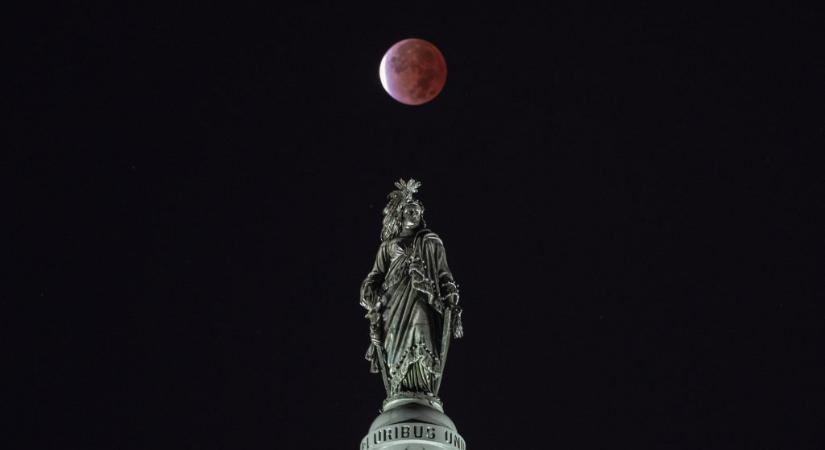Lenyűgöző fotókon az amerikai holdfogyatkozás