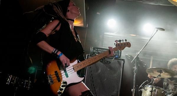 Női basszusgitárossal erősített a Whitesnake, már a budapesti koncerten is őt láthatjuk