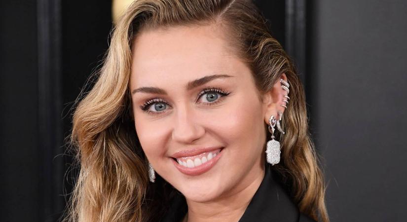 Fenékig érő kivágás, pucérruha - Miley Cyrus ezekben a szettekben villantotta a legnagyobbat