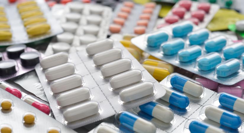 Függőséget okozó fájdalomcsillapítók túlkínálatában bűnösnek találtak három gyógyszertárat