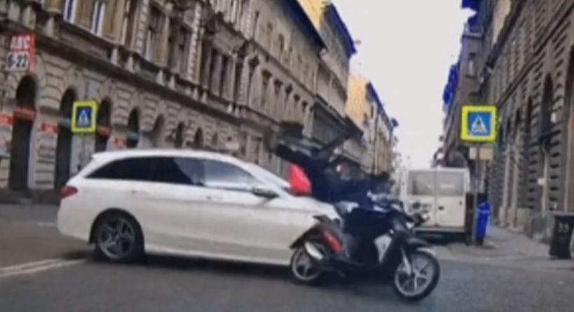 Videón, ahogy elgázolnak egy motoros futárt a 6. kerületben
