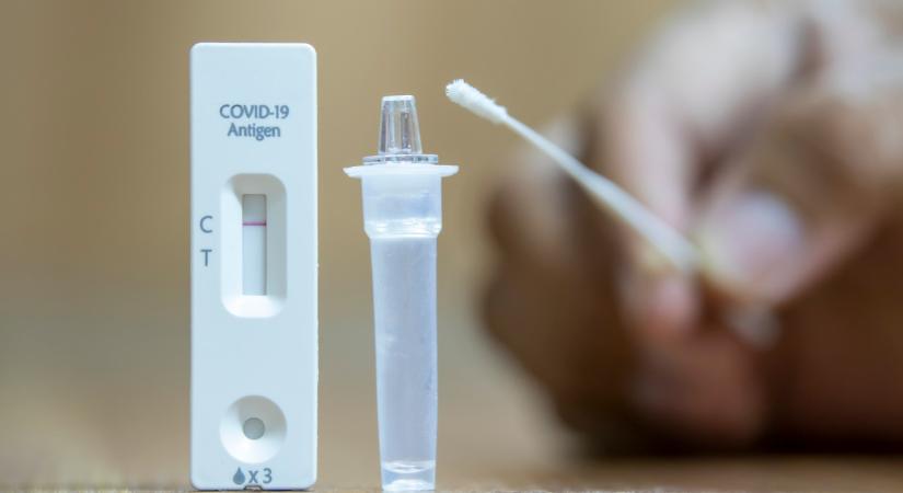 Egyre több a légúti tünetes beteg: újabb COVID-teszteket kapnak a háziorvosok