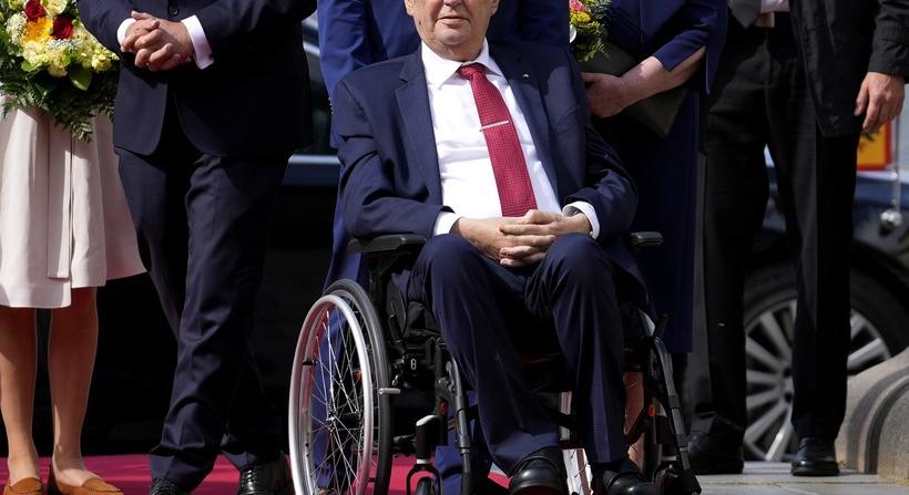Zeman államfőt kiengedték a kórházból