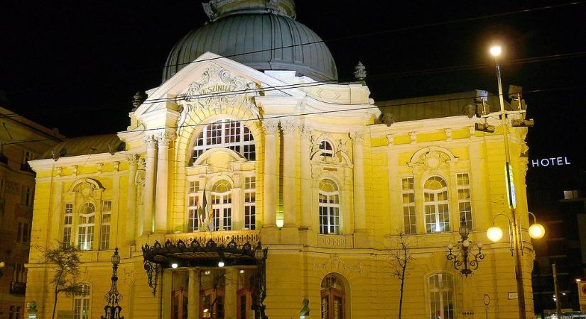 A Vígszínház egyik színésze szerint a színháznak fontosabb a pénz, mint a covid elleni óvintézkedések, Rudolf Péter cáfol