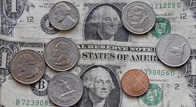 Erősödik a dollár, a tőzsdék zárva az USA-ban