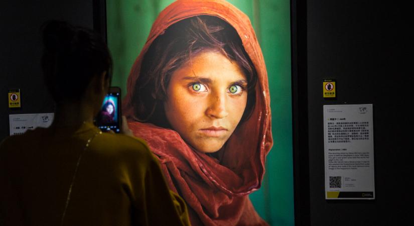 Olaszország fogadta be a híres, zöldszemű „afgán lányt”