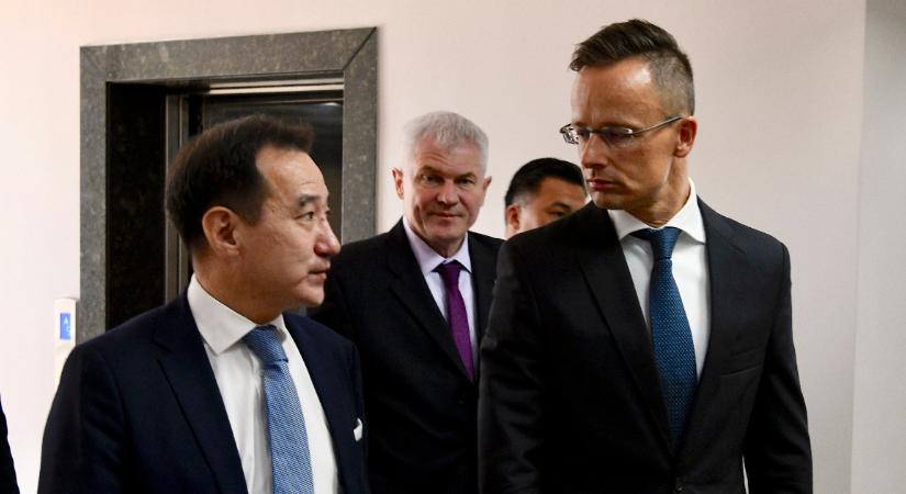 Miért hívták vissza egy év után váratlanul a kazahsztáni nagykövetet? A külügyminisztérium válaszából nem derül ki