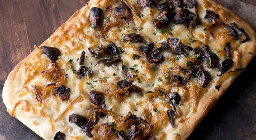 Isteni, vegetáriánus pizza egyszerűen: fűszeres, pirított gomba a feltét