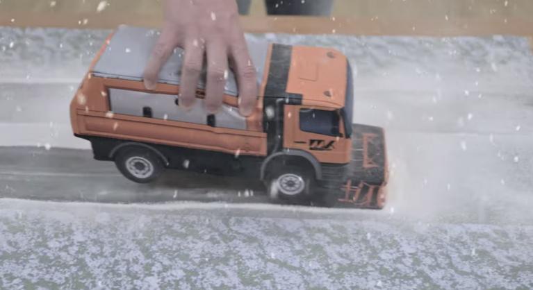A közutasok is készülnek a havazásra, kisautókkal modellezik a hóhelyzetet