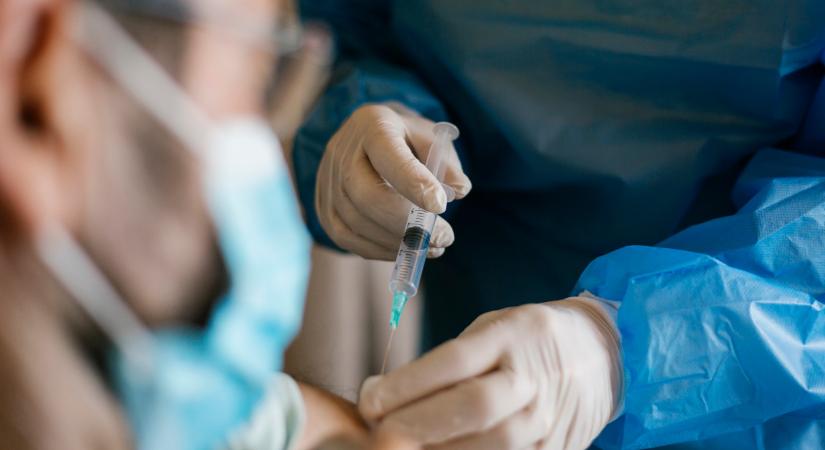 Friss kutatás: legkevesebb félmillió életet mentettek meg a COVID-vakcinák