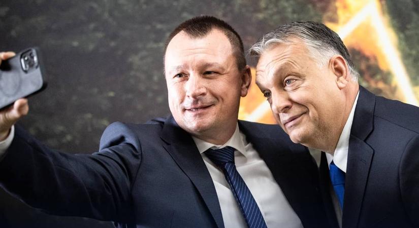 “RIP Szujó gerinc”! – kikeltek magukból Orbán követői