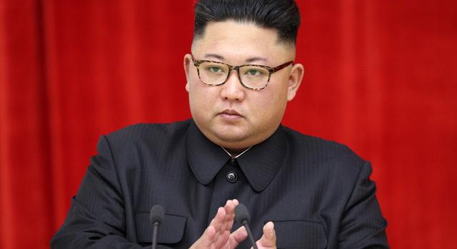 Divatdiktátor: Kim Dzsongun betiltotta a bőrkabátot, mert túl sokan másolták a stílusát
