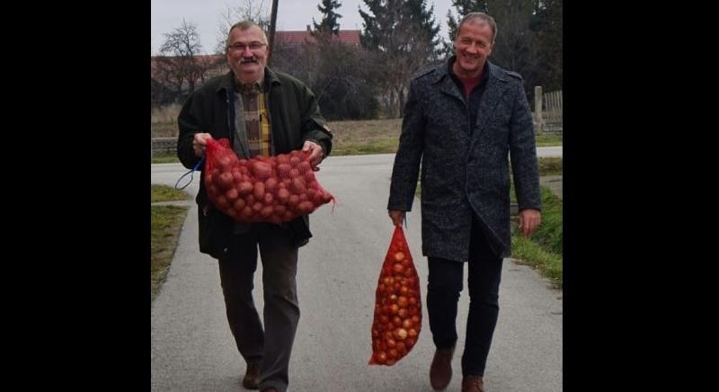 Fideszes krumpli érkezett Tiszagyulaházára, nagyon hálásak érte a helyiek