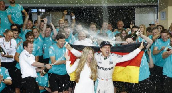 F1-Archív: Rosberget világbajnokként inti le a kockás zászló