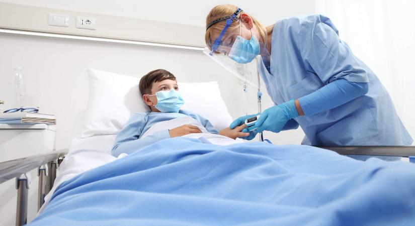 A lezajlott Covid-fertőzés után pár héttel ezek a komoly tünetek jelentkezhetnek a gyerekeknél - Ők is kerülhetnek lélegeztetőgépre