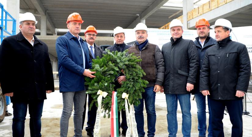 Nagy István: 2022 márciusára készül el az ország legnagyobb almatermesztési létesítménye
