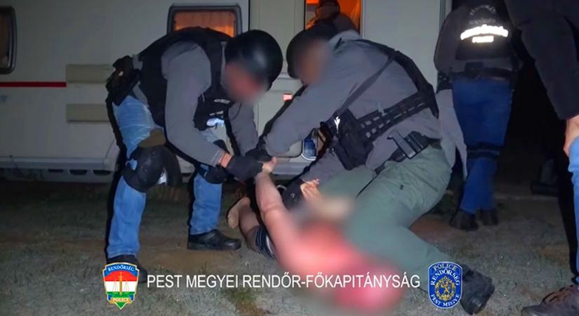 Kemény rajtaütés: drogkereskedőkre csaptak le a Pest megyei rendőrök, milliókat érő kábítószert foglaltak le