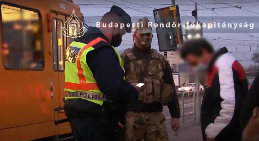 Fegyveres katonák razziáztak a budapesti villamosokon, senki sem menekülhetett
