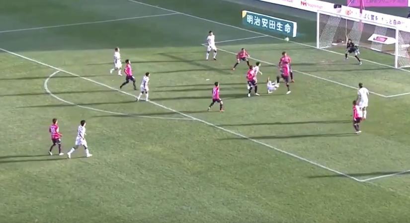 Elképesztően látványos gólt ollózott a japán válogatott focista - videó