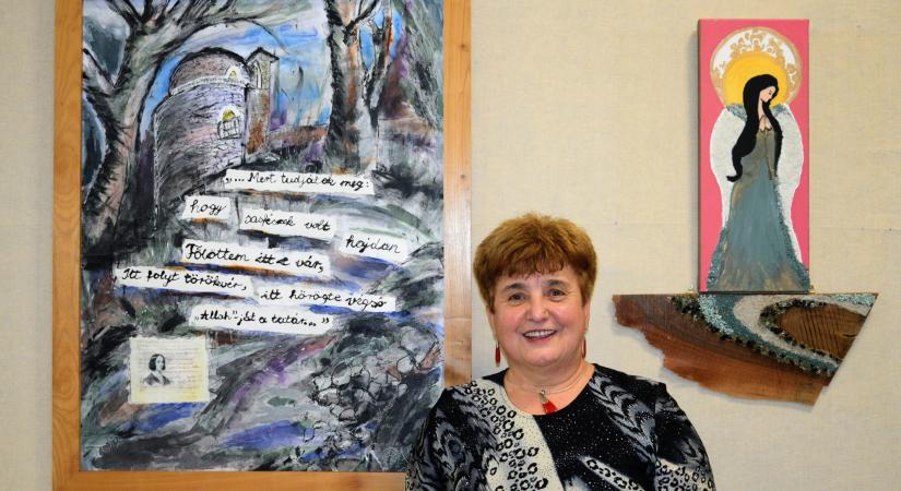 Nyugdíjas tanárnő állította ki műveit a szécsényi iskola új aulájában
