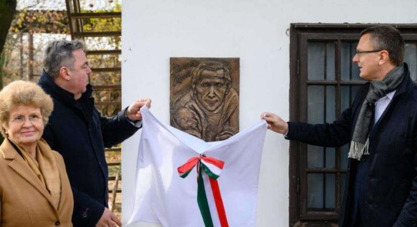 Domborművet avattak Pilinszky születésének 100. évfordulója alkalmából Gárdonyban