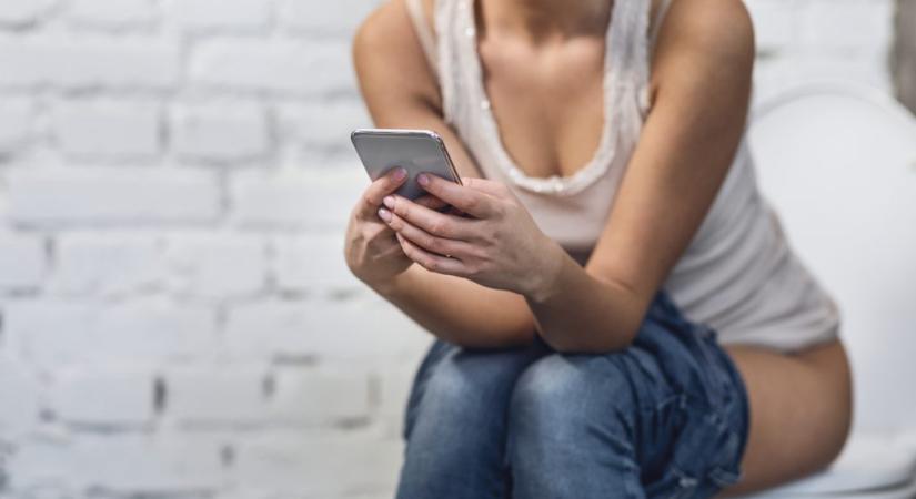 Szex után és a vécén: tényleg képtelenek vagyunk letenni a telefonunkat?