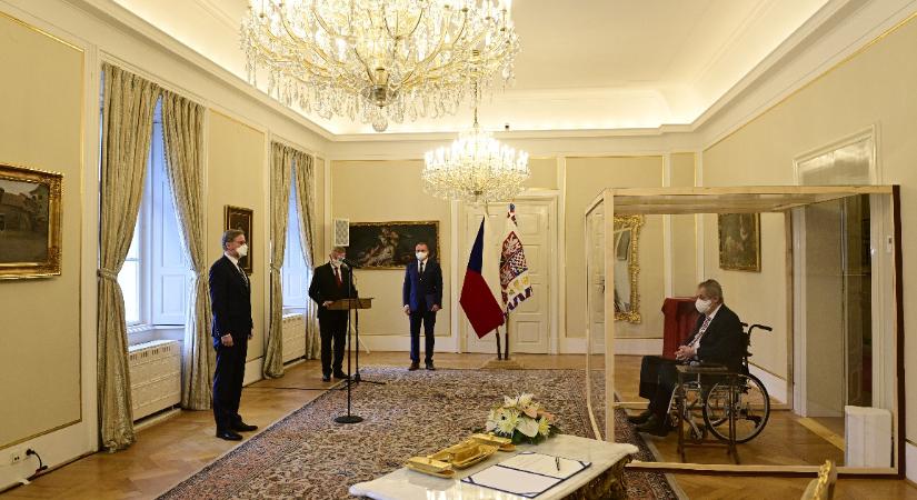 Átlátszó fal mögül nevezte ki a kormányfőt a koronavírusos cseh államfő
