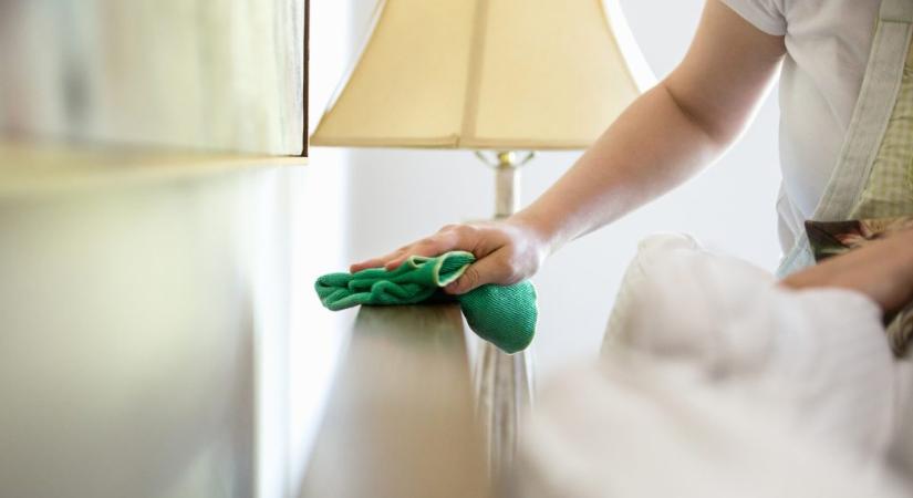 Egy elég aljas módszerrel ellenőrzi le a feleség, tényleg takarított-e a férje vagy csak kamuzik