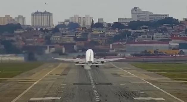 Leért a betonra a repülő farka a felszállásnál - videó