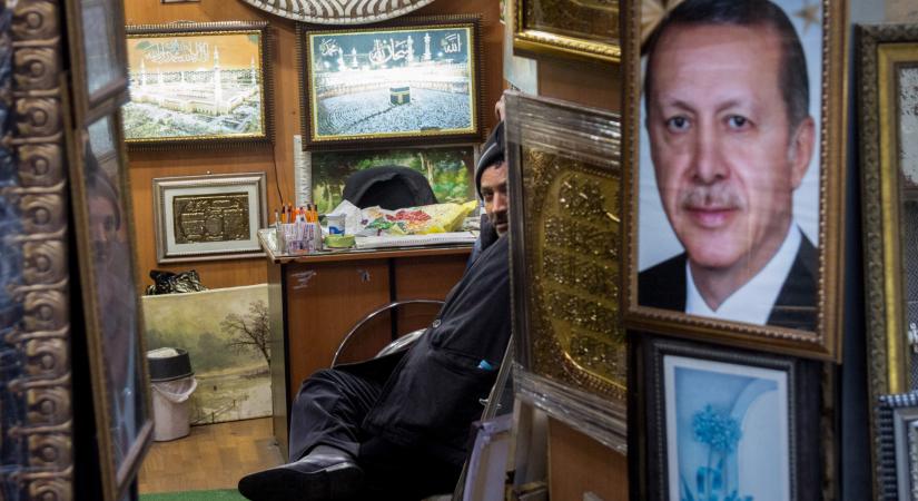 Erdogan kitart amellett, hogy a magas kamatok miatt van infláció
