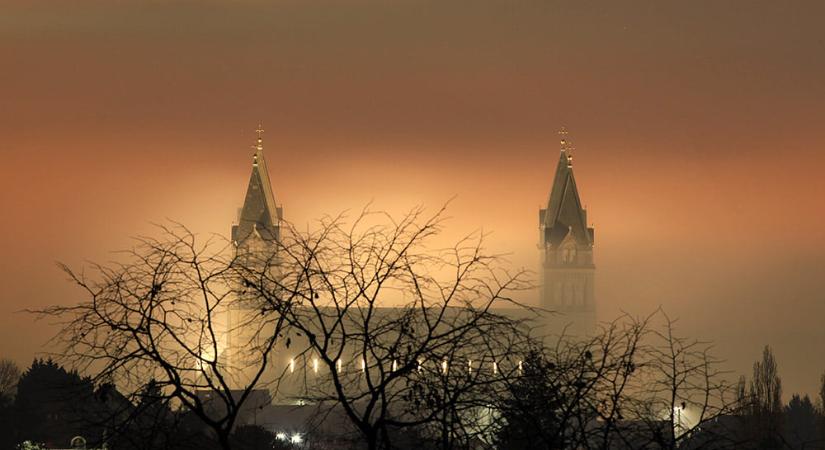 Ködbe burkolt meseváros – ilyen Pécs egy őszi éjszakán