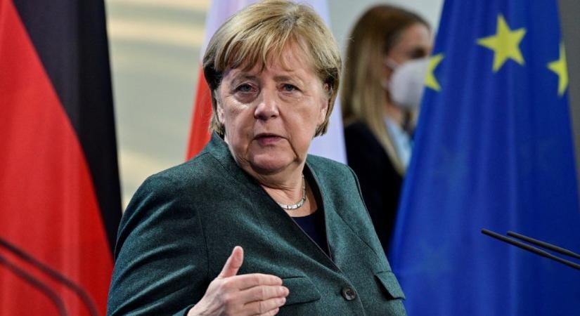 Dühös punk dallal búcsúzik Angela Merkel