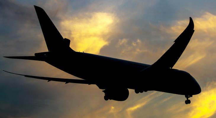 Elképesztő videó: zokognak és imádkoznak az utasok a viharba került repülőn