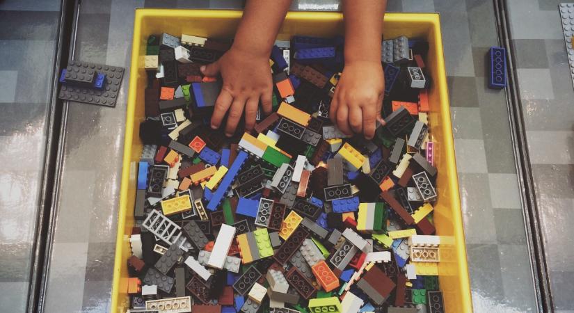Fizetési prémiumot és szabadnapot kapnak járvány alatt a LEGO dolgozói