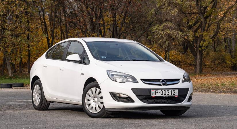A középszerűség, mint győzelem - Használtteszt: Opel Astra J Sedan 1.6 – 2017