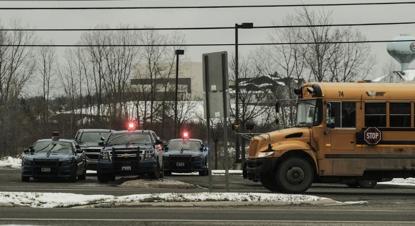 Három diákot megölt, további hetet és egy tanárt megsebesített egy iskolai lövöldöző Michiganben