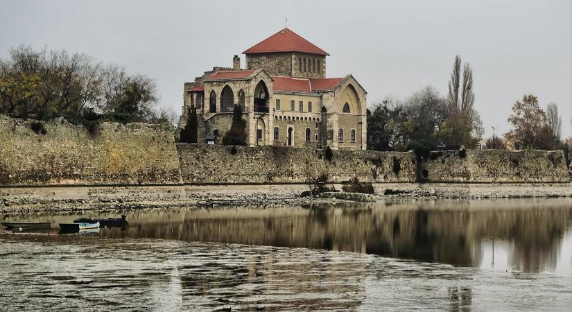 A Tatai vár, ahol Mátyás király is szívesen időzött
