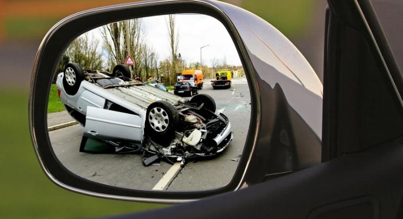 Rontott a sofőr, nagyot esett egy Suzuki az M3-ason – videó