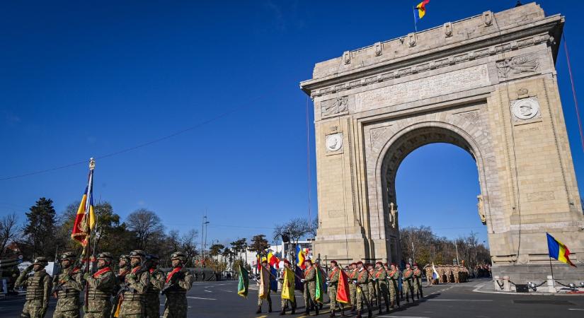 Bukarestben hagyományos katonai parádéval ünnepelték Erdély Magyarországtól való elcsatolását