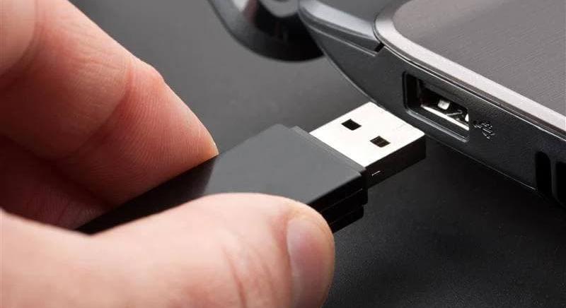 Önpusztító USB meghajtót fejlesztett ki egy orosz cég