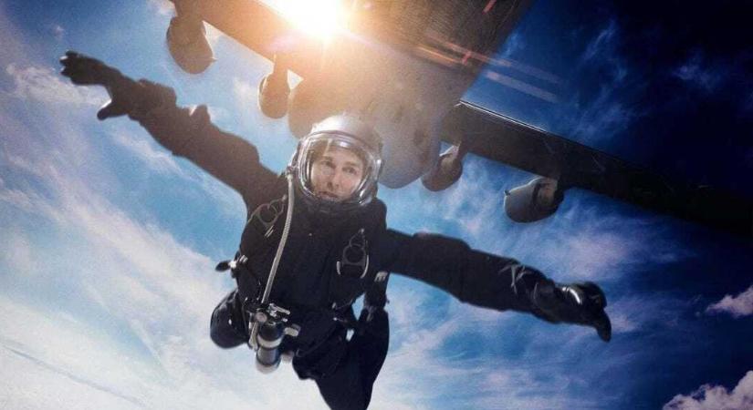 Tom Cruise már a Mission: Impossible 8. forgatására készül: Most épp egy fejjel lefelé repülő duplafedelű gép szárnyán ücsörög, mert miért ne?