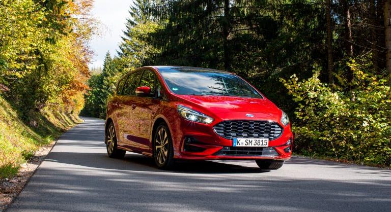 Sportosnak látszó, full hibrid családi egyterűről álmodozóknak – Ford S-Max Hybrid-teszt