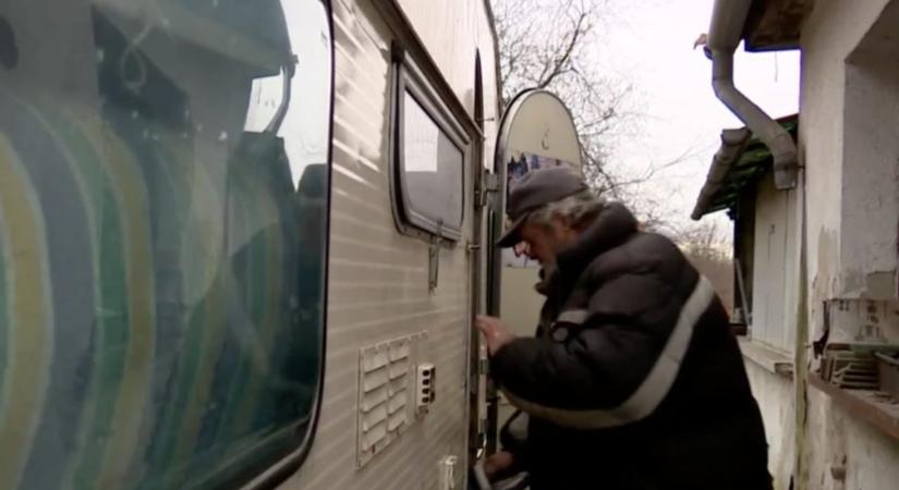 Összefogással vásárolt lakókocsiba költözhetett Maglód egyetlen hajléktalanja