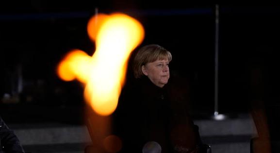 Fáklyák gyúltak Berlinben, katonai parádéval búcsúztatták Angela Merkelt